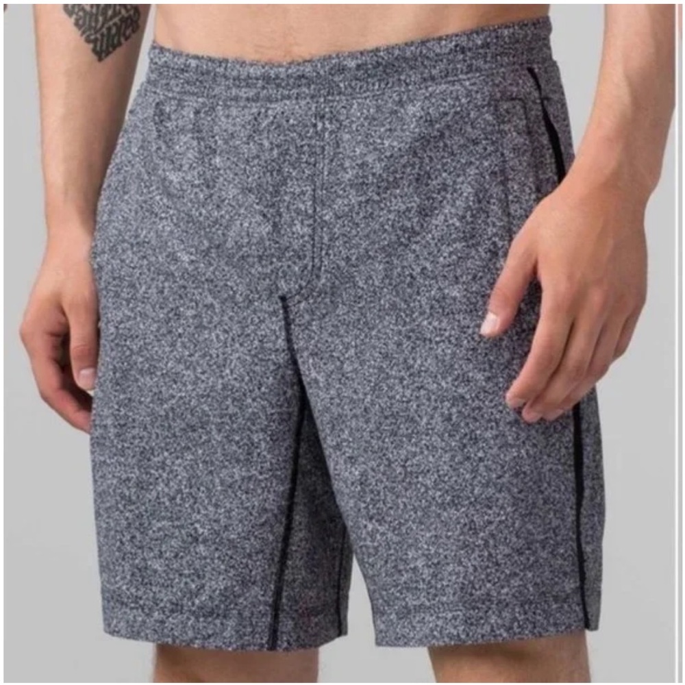 LULULEMON Pace breaker shorts in gray /black dots size Small